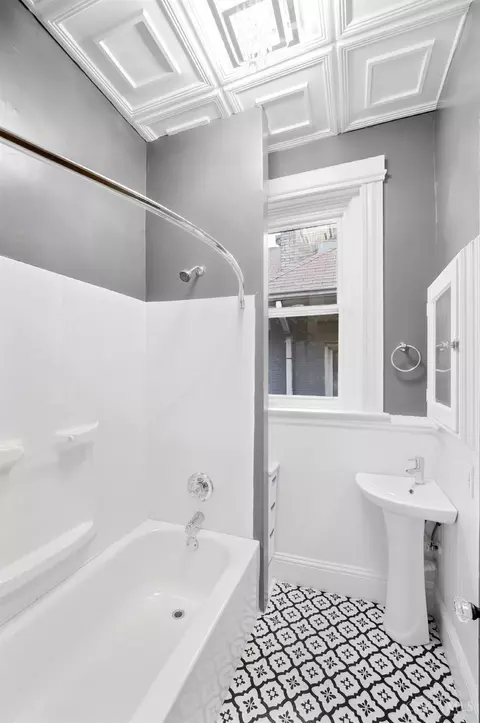 Bath - 227 Forest Ave, Cincinnati, OH 45229 photo 5 of 9