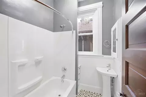 Bath - 227 Forest Ave, Cincinnati, OH 45229 photo 6 of 9