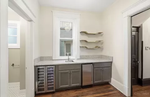 Entry Way - 227 Forest Ave, Cincinnati, OH 45229 photo 5 of 12
