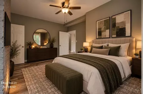 Bedroom - 839 Ridgeway Ave, Cincinnati, OH 45229 photo 3 of 4