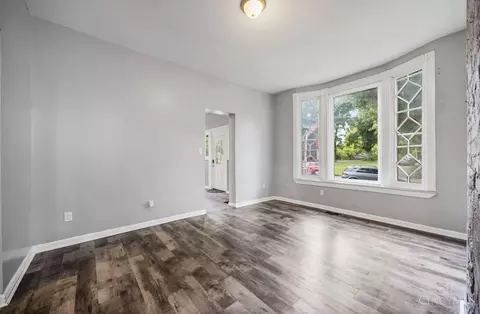 Living - 839 Ridgeway Ave, Cincinnati, OH 45229 photo 3 of 7