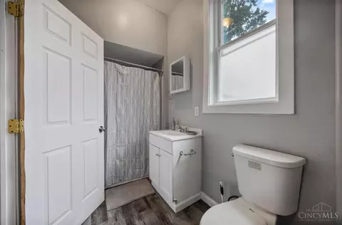 Bath - 839 Ridgeway Ave, Cincinnati, OH 45229 photo 1 of 4