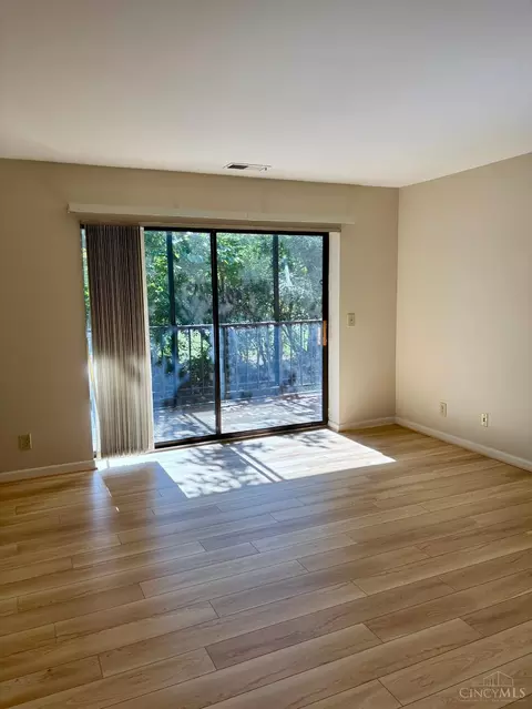 Living - 3004 Glenmore Ave, Cincinnati, OH 45238 photo 6 of 7