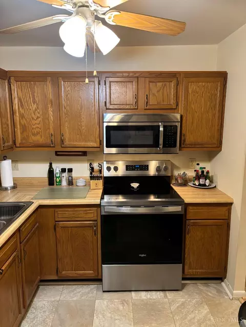 Kitchen - 3004 Glenmore Ave, Cincinnati, OH 45238 photo 2 of 4