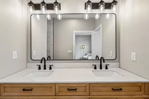 Bath - 3906 Edwards Rd, Cincinnati, OH 45209 photo 7 of 8