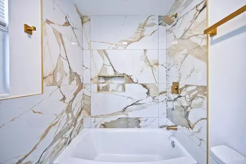 Bath - 2529 Bremont Ave, Golf Manor, OH 45237 photo 5 of 6
