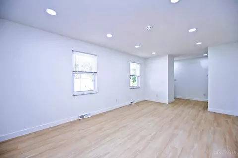 Living - 2529 Bremont Ave, Golf Manor, OH 45237 photo 2 of 8