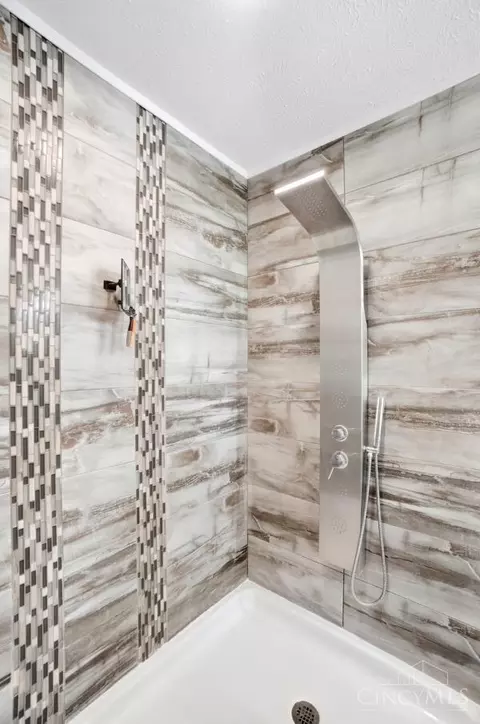 Bath - 508 Reeder Rd, Blanchester, OH 45107 photo 2 of 3