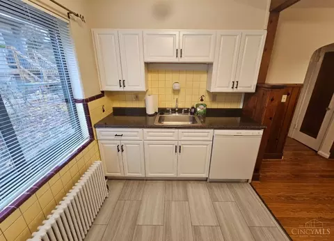 Kitchen - 234 Woolper Ave, Cincinnati, OH 45220 photo 3 of 9