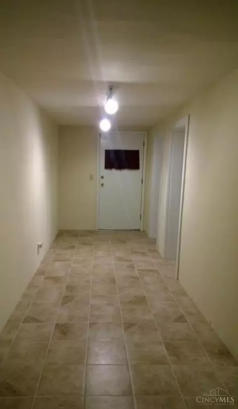 Entry Way - 234 Woolper Ave, Cincinnati, OH 45220 photo 2 of 2
