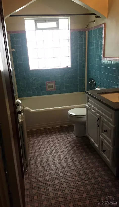 Bath - 234 Woolper Ave, Cincinnati, OH 45220 photo 4 of 5