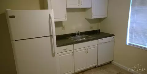 Kitchen - 234 Woolper Ave, Cincinnati, OH 45220 photo 7 of 9