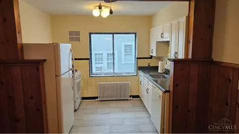 Kitchen - 234 Woolper Ave, Cincinnati, OH 45220 photo 5 of 9