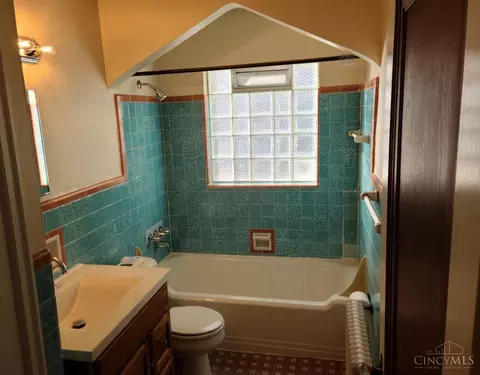 Bath - 234 Woolper Ave, Cincinnati, OH 45220 photo 3 of 5