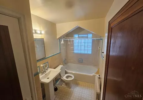 Bath - 234 Woolper Ave, Cincinnati, OH 45220 photo 1 of 5