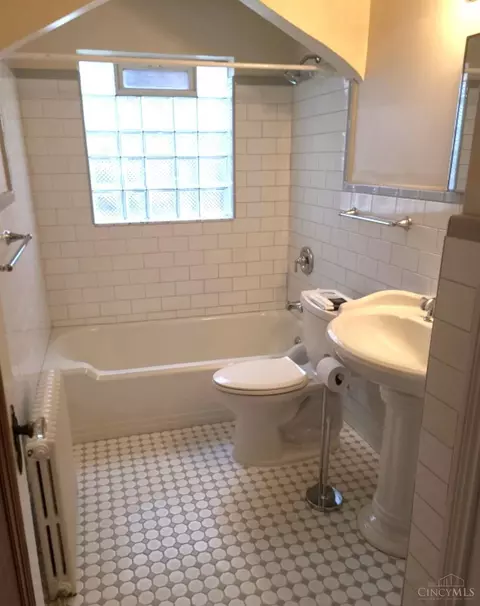 Bath - 234 Woolper Ave, Cincinnati, OH 45220 photo 2 of 5