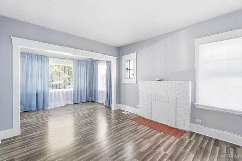 Living - 891 Ridgeway Ave, Cincinnati, OH 45229 photo 3 of 4