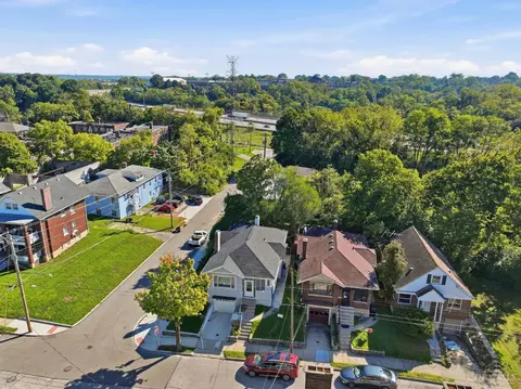 View/Area - 891 Ridgeway Ave, Cincinnati, OH 45229 photo 1 of 4