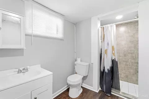 Bath - 891 Ridgeway Ave, Cincinnati, OH 45229 photo 2 of 2