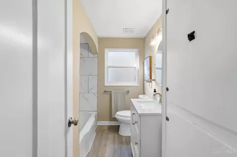 Entry Way - 1127 N Bend Dr, Cincinnati, OH 45224 photo 3 of 8