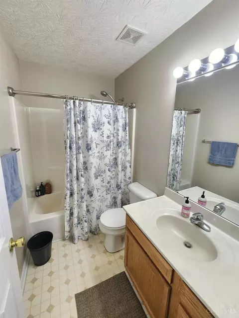 Bath - 3320 Brodbeck Pl, Cincinnati, OH 45211 photo 1 of 3