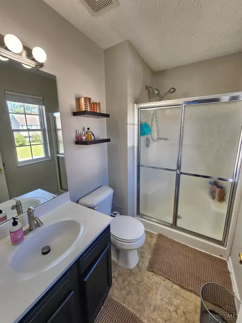 Bath - 3320 Brodbeck Pl, Cincinnati, OH 45211 photo 2 of 3