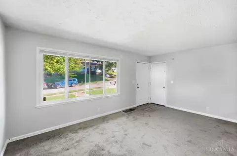 Living - 1091 Elda Ln, Cincinnati, OH 45224 photo 2 of 6