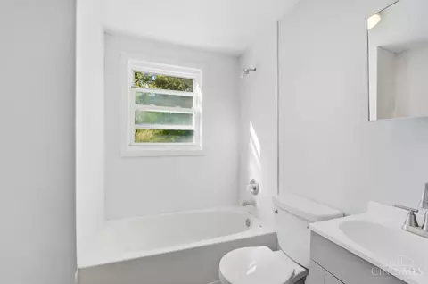 Bath - 1091 Elda Ln, Cincinnati, OH 45224 photo 6 of 7