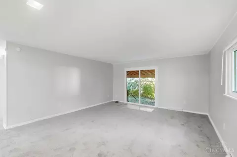 Living - 1091 Elda Ln, Cincinnati, OH 45224 photo 5 of 6