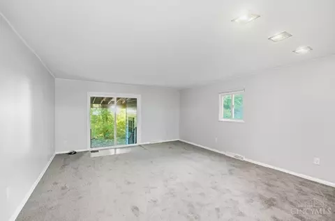 Living - 1091 Elda Ln, Cincinnati, OH 45224 photo 4 of 6