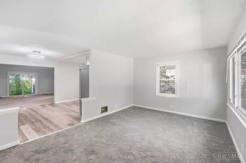 Living - 1091 Elda Ln, Cincinnati, OH 45224 photo 3 of 6