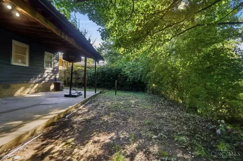 Exterior - 1091 Elda Ln, Cincinnati, OH 45224 photo 7 of 10