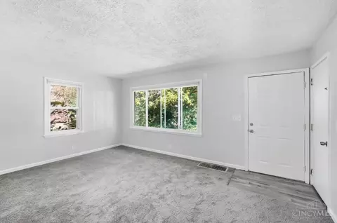 Living - 1091 Elda Ln, Cincinnati, OH 45224 photo 1 of 6