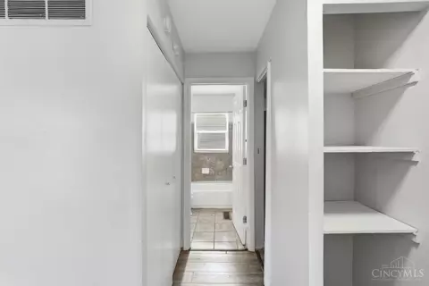 Entry Way - 9520 Crestbrook Dr, Cincinnati, OH 45231 photo 3 of 4