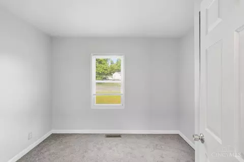 Bedroom - 9520 Crestbrook Dr, Cincinnati, OH 45231 photo 5 of 6