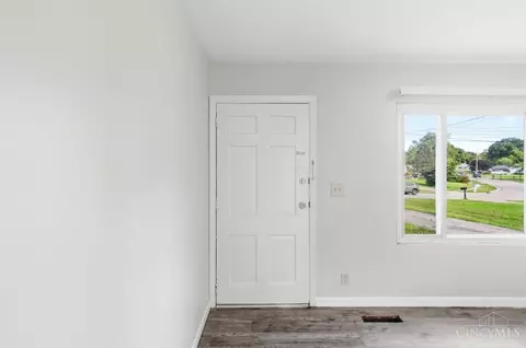 Entry Way - 9520 Crestbrook Dr, Cincinnati, OH 45231 photo 1 of 4