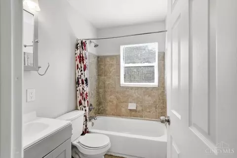 Bath - 9520 Crestbrook Dr, Cincinnati, OH 45231 photo 1 of 1