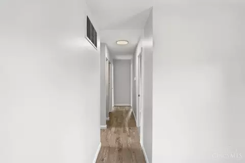 Entry Way - 9520 Crestbrook Dr, Cincinnati, OH 45231 photo 2 of 4