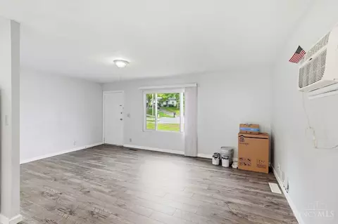 Living - 9520 Crestbrook Dr, Cincinnati, OH 45231 photo 2 of 5