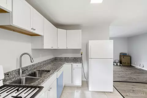 Kitchen - 9520 Crestbrook Dr, Cincinnati, OH 45231 photo 2 of 2