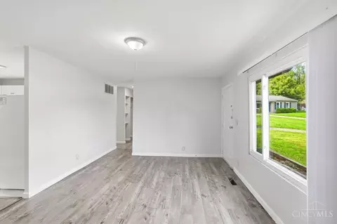 Living - 9520 Crestbrook Dr, Cincinnati, OH 45231 photo 3 of 5