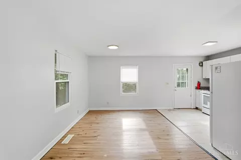 Living - 9520 Crestbrook Dr, Cincinnati, OH 45231 photo 4 of 5