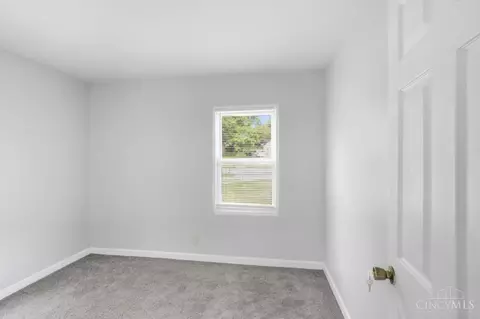 Bedroom - 9520 Crestbrook Dr, Cincinnati, OH 45231 photo 3 of 6