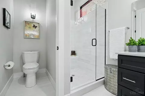 Bath - 148 Mulberry St, Cincinnati, OH 45202 photo 2 of 7