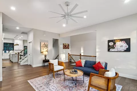 Living - 148 Mulberry St, Cincinnati, OH 45202 photo 3 of 5