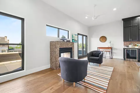 Living - 148 Mulberry St, Cincinnati, OH 45202 photo 4 of 5