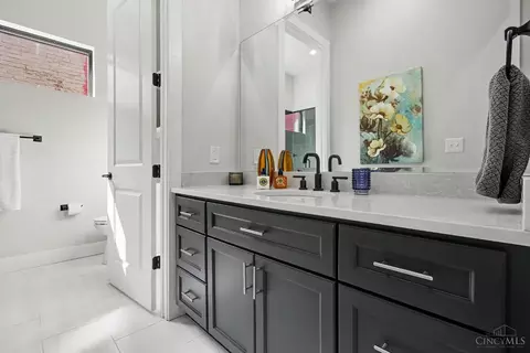 Bath - 148 Mulberry St, Cincinnati, OH 45202 photo 5 of 7