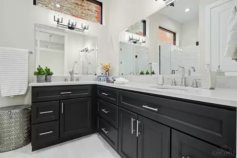 Bath - 148 Mulberry St, Cincinnati, OH 45202 photo 1 of 7