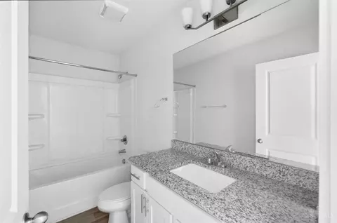 Bath - 5 University Ave, Cincinnati, OH 45219 photo 1 of 1