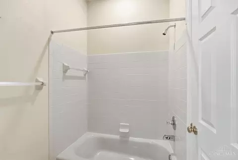 Bath - 6318 Tarton Fields Ln, Mason, OH 45040 photo 2 of 7